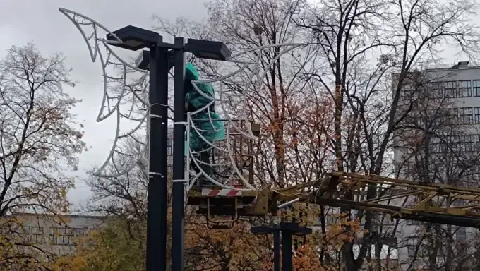 Харківські комунальники прикрашають місто до Нового року