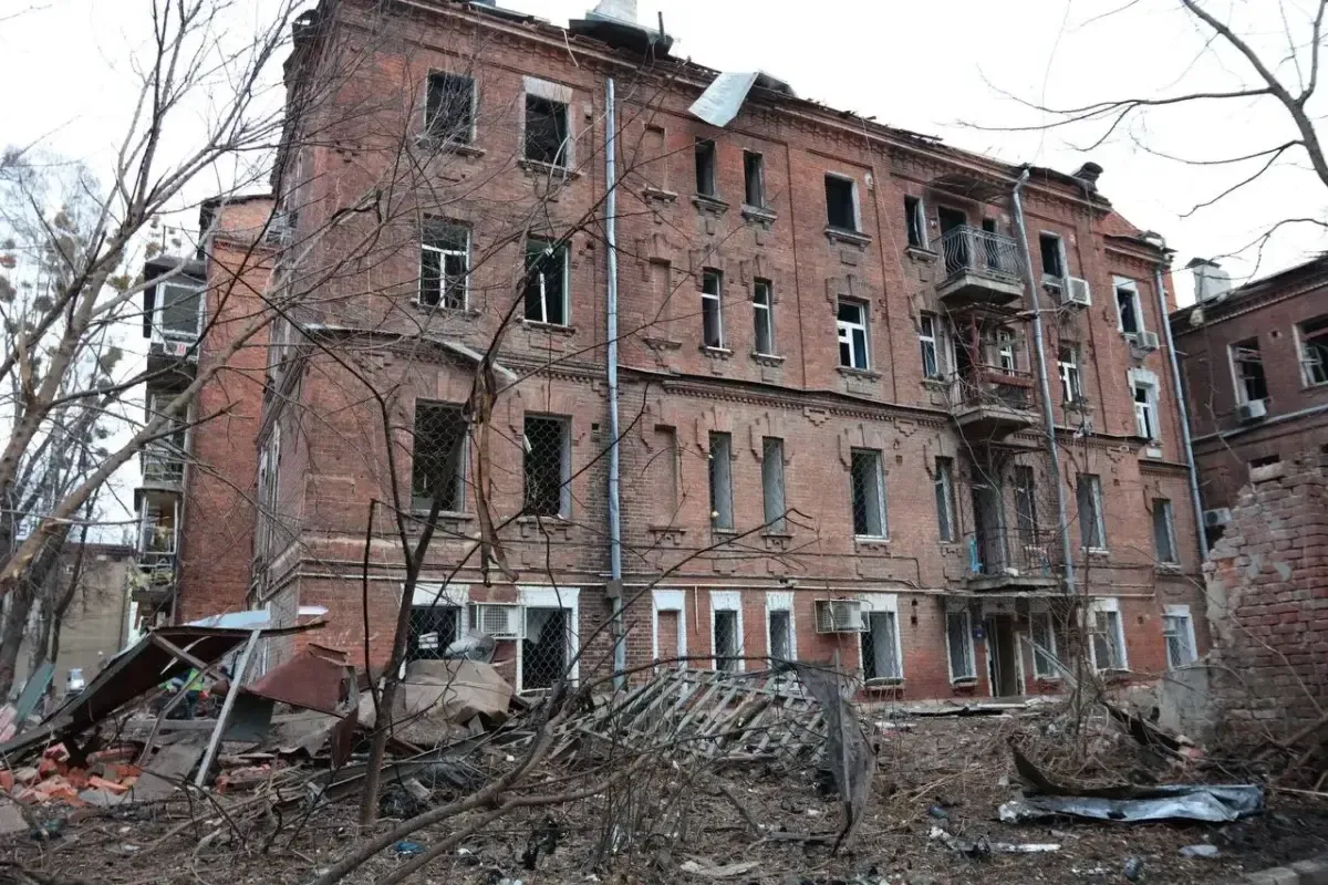 Обстріл Харкова: росіяни вдарили по Київському району біля житлових багатоповерхівок