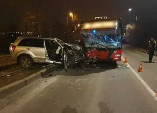 У Харкові автомобіль врізався в автобус з пасажирами