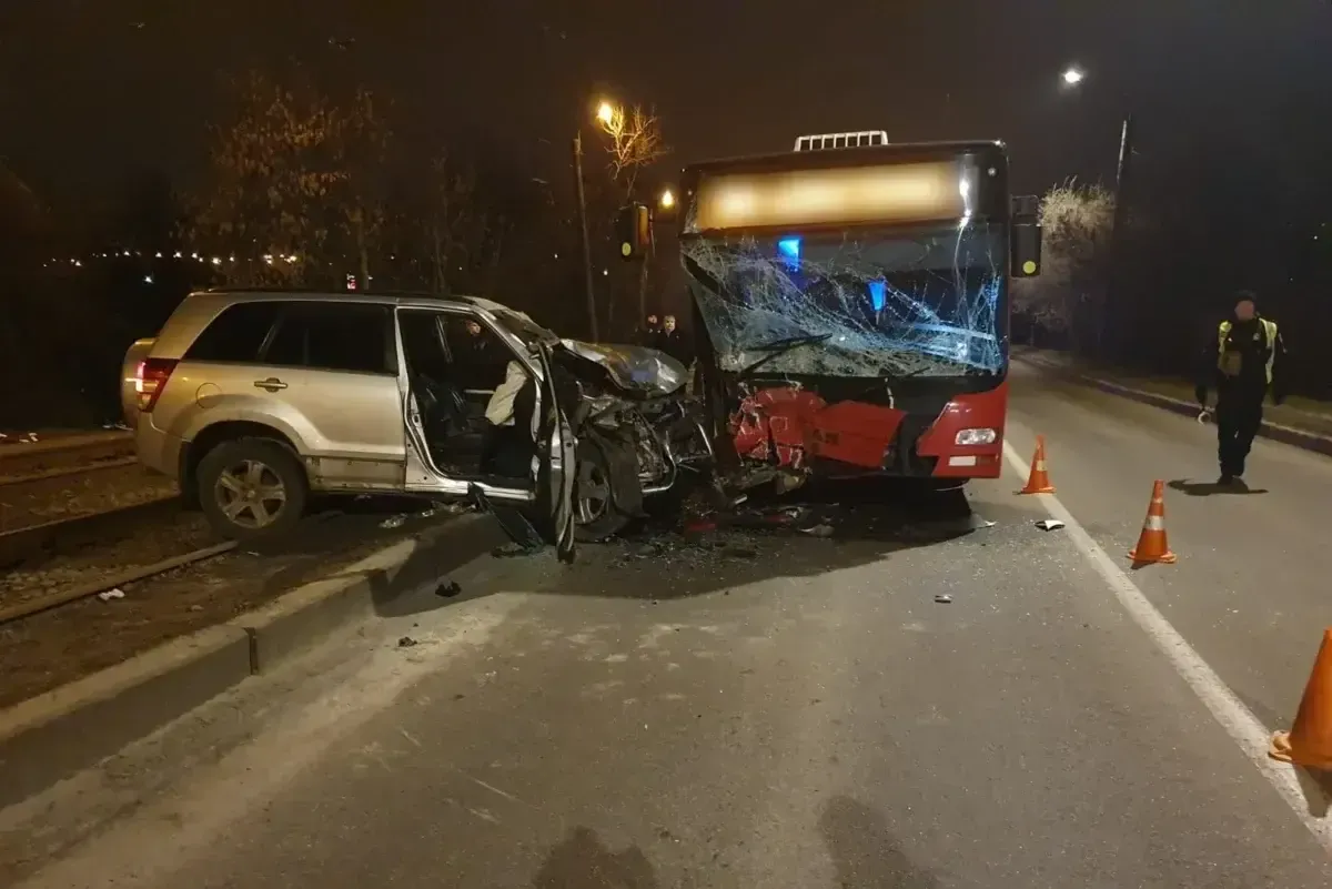У Харкові автомобіль врізався в автобус з пасажирами