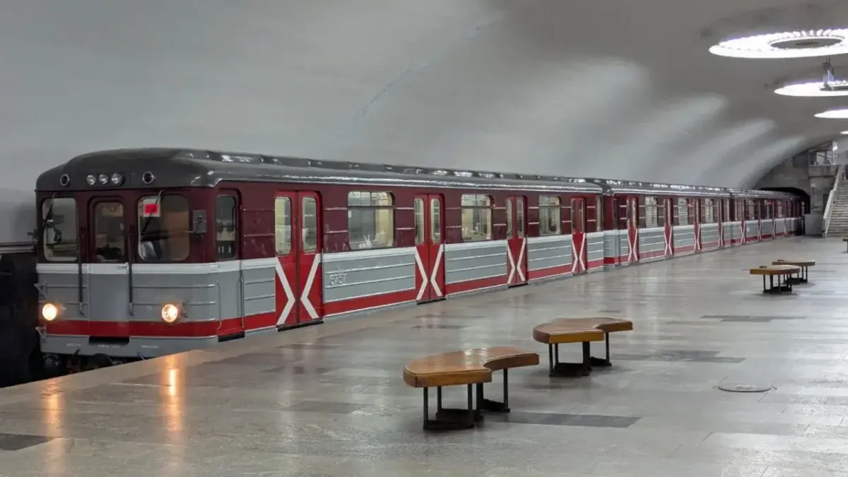У Харківському метро всі поїзди хочуть зробити червоними