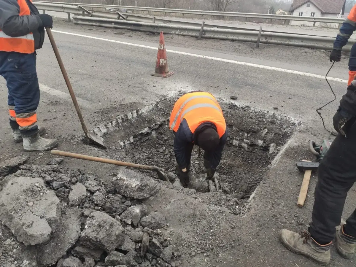 Через удар шахеду на трасі Харківщини обмежили рух