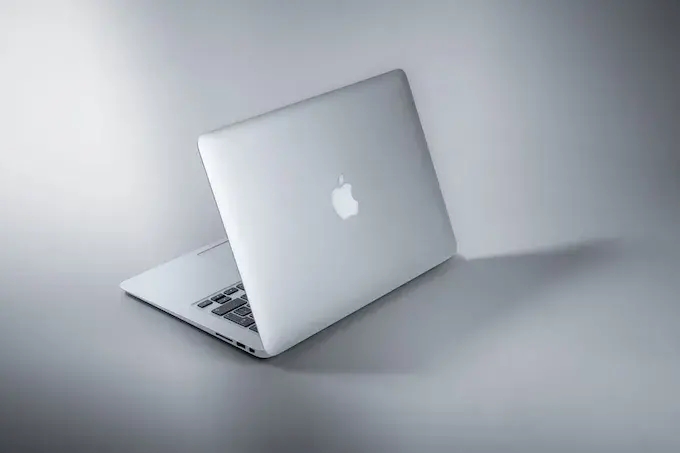 Серії та популярні моделі MacBook