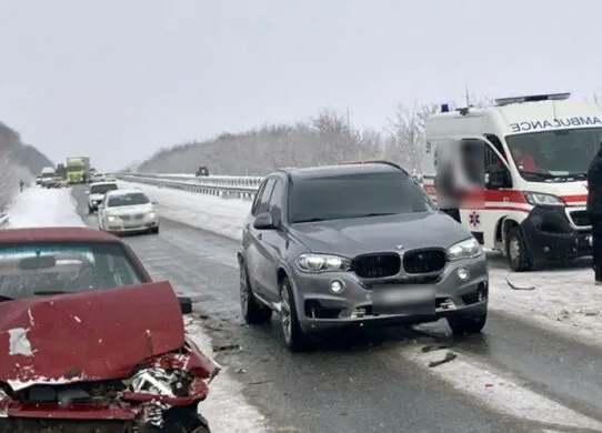 Масштабна аварія на трасі Київ - Харків: зіткнулися більше 10 автомобілів
