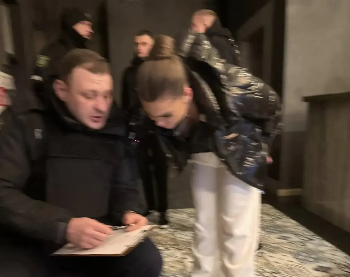 У Харкові п'яна поліцейська напала на жінку в готелі та побила