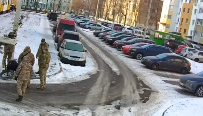 У Харкові представник ТЦК скинув чоловіка з велосипеда, а він виявився дезертиром