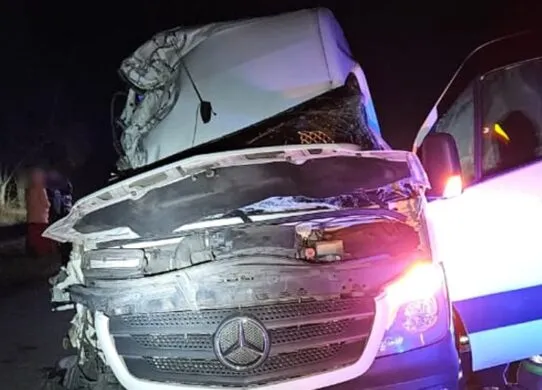 Страшна аварія на трасі Київ - Харків: мікроавтобус з пасажирами зіткнувся з вантажівкою