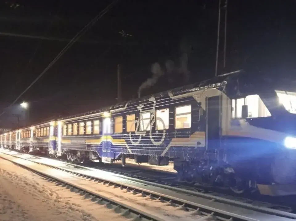 Нещасний випадок на коліях: поїзд Дніпро - Харків наїхав на чоловіка