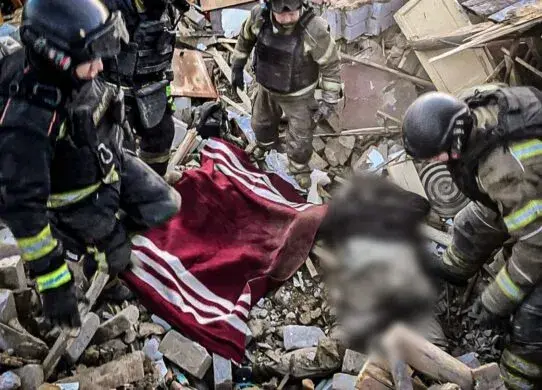 На Харківщині з-під завалів будинку, який обстріляла рф, дістали тіло чоловіка