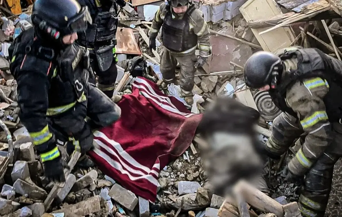 На Харківщині з-під завалів будинку, який обстріляла рф, дістали тіло чоловіка