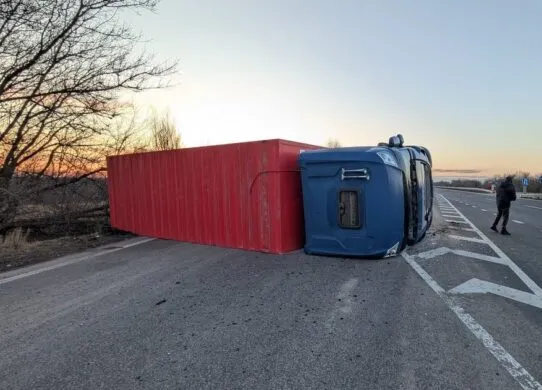 Посеред траси Київ - Харків перекинулася вантажівка "Нової Пошти"