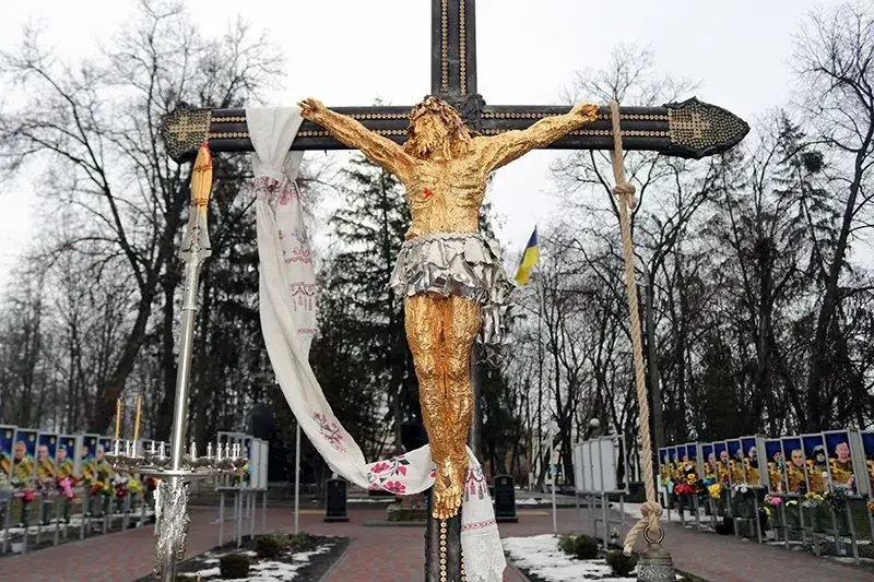 На Харківщині встановили скульптуру Хреста з уламків снарядів та золота