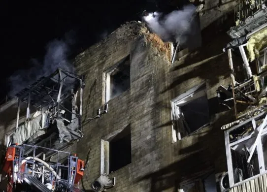 У Харкові безпілотник влучив у будинок, сталася пожежа