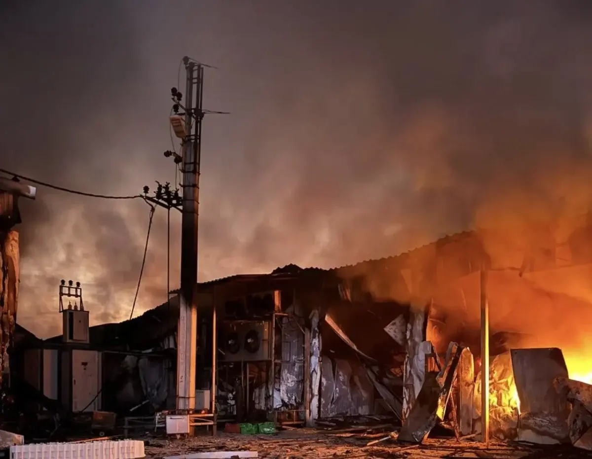 Люди згоріли живцем: росіяни вдарили по мʼясокомбінату на Харківщині