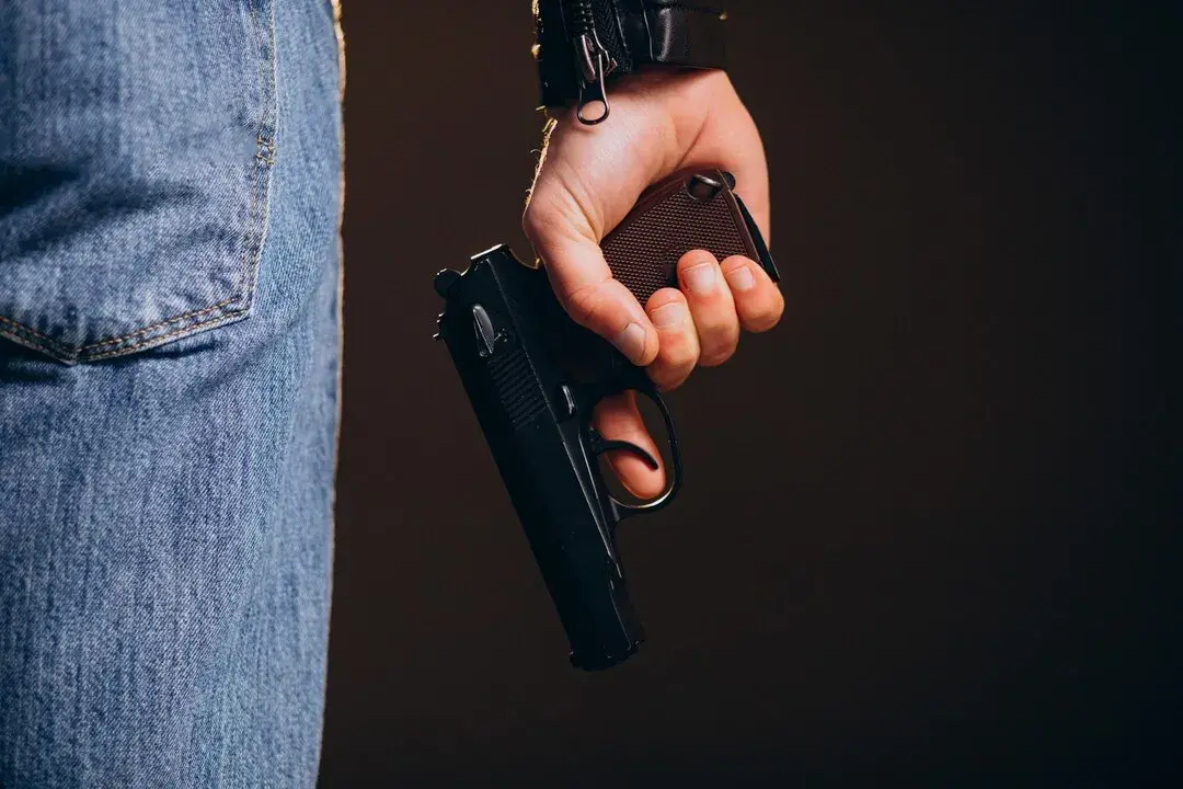 У Харкові невідомий стріляв з вікна автівки