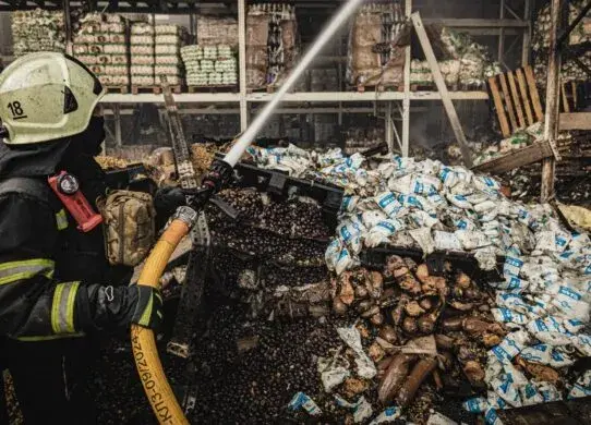 У Харкові загасили величезну пожежу після обстрілу продуктового складу (фото)