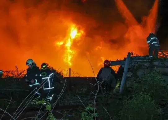 У Харкові спалахнула сильна пожежа на підприємстві у Слобідському районі