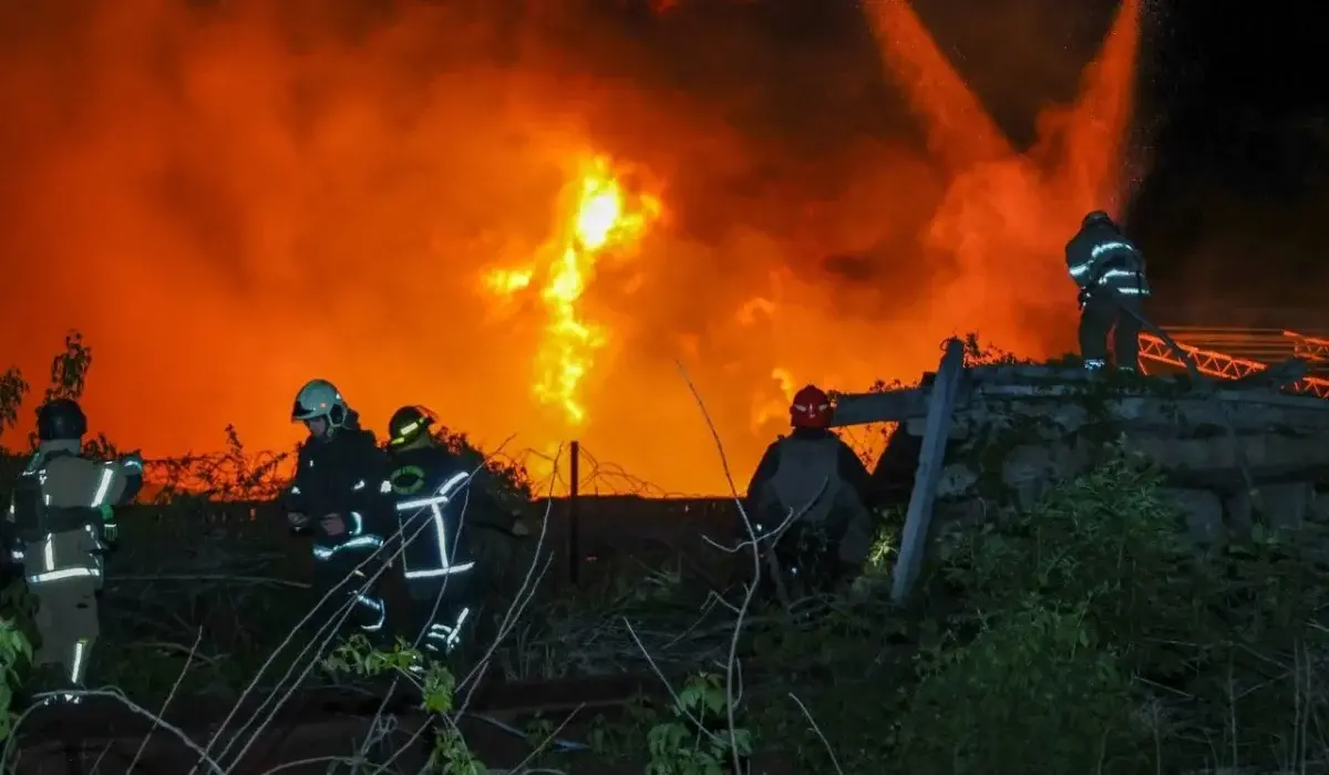 У Харкові спалахнула сильна пожежа на підприємстві у Слобідському районі