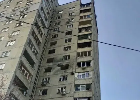 У Харкові ворожий безпілотник влучив у багатоповерхівку: є постраждалі