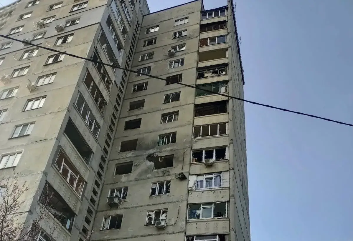 У Харкові ворожий безпілотник влучив у багатоповерхівку: є постраждалі
