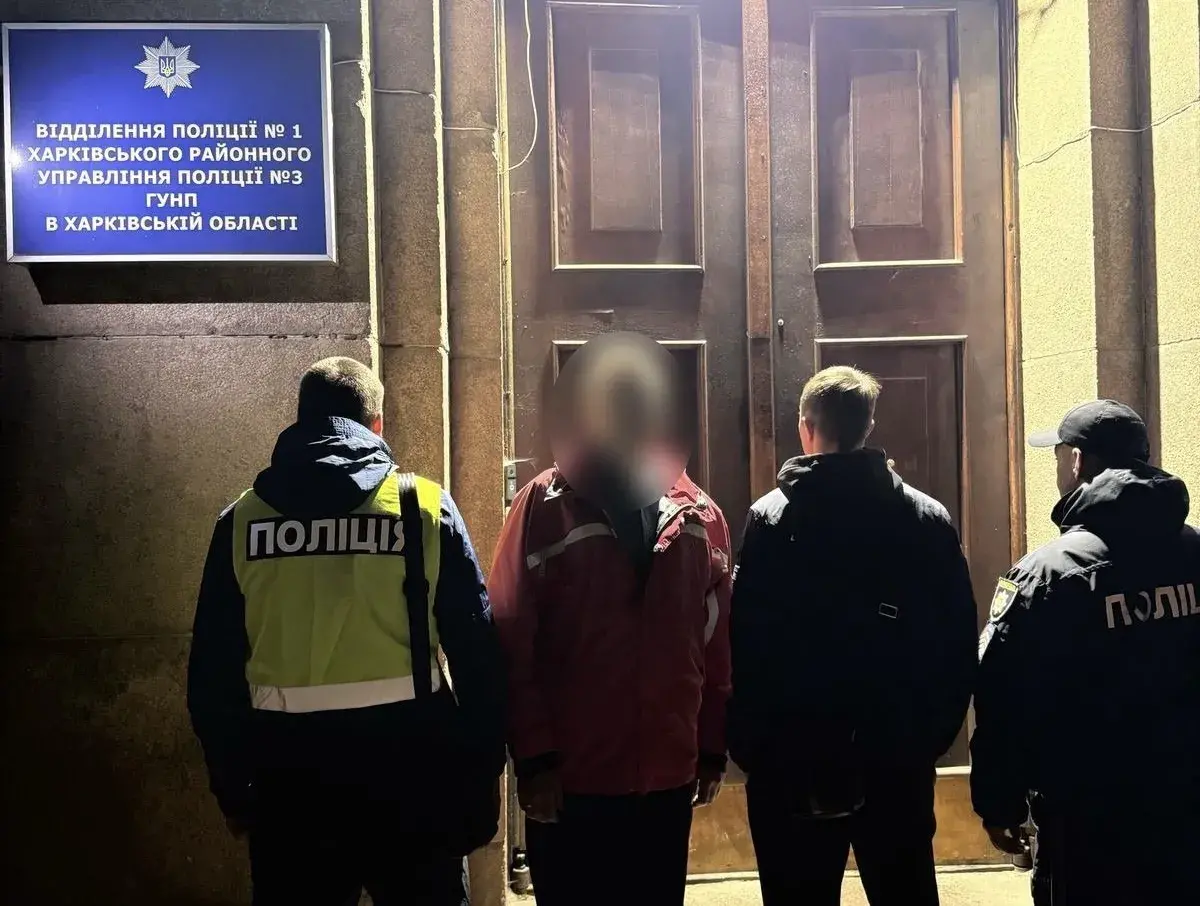 У харківській електричці чоловік показував пасажирам статеві органи