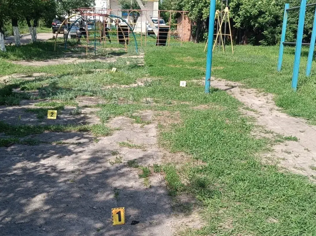 У селі на Харківщині п'яний чоловік стріляв з автомата неподалік дитячого майданчика