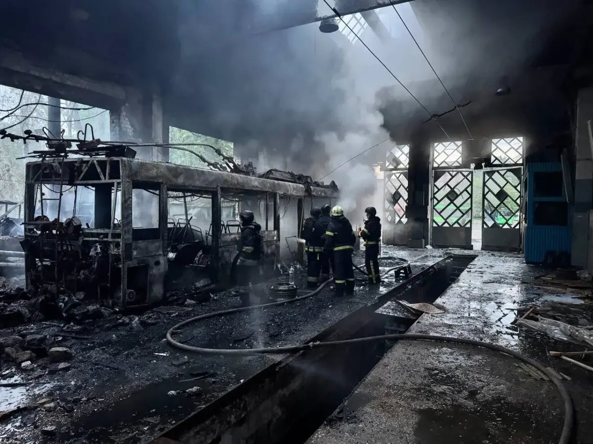 Вночі росія обстріляла тролейбусне депо у Харкові - наслідки вражають (фото)