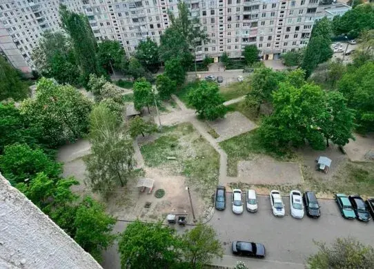 Стояв на 12 поверсі у відчиненому вікні: у Харкові поліцейські врятували дитину від трагедії
