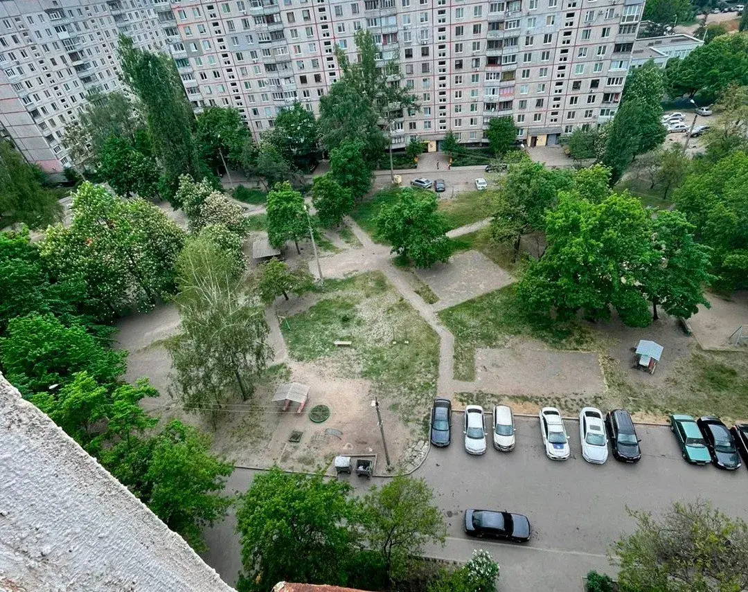 Стояв на 12 поверсі у відчиненому вікні: у Харкові поліцейські врятували дитину від трагедії