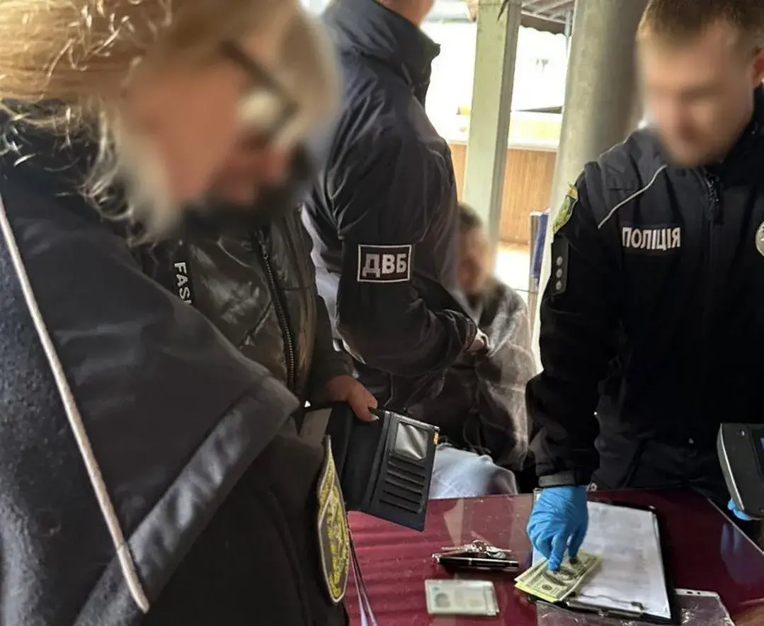 Харківська «благодійниця» продавала звільнення з армії — затримана з готівкою в руках