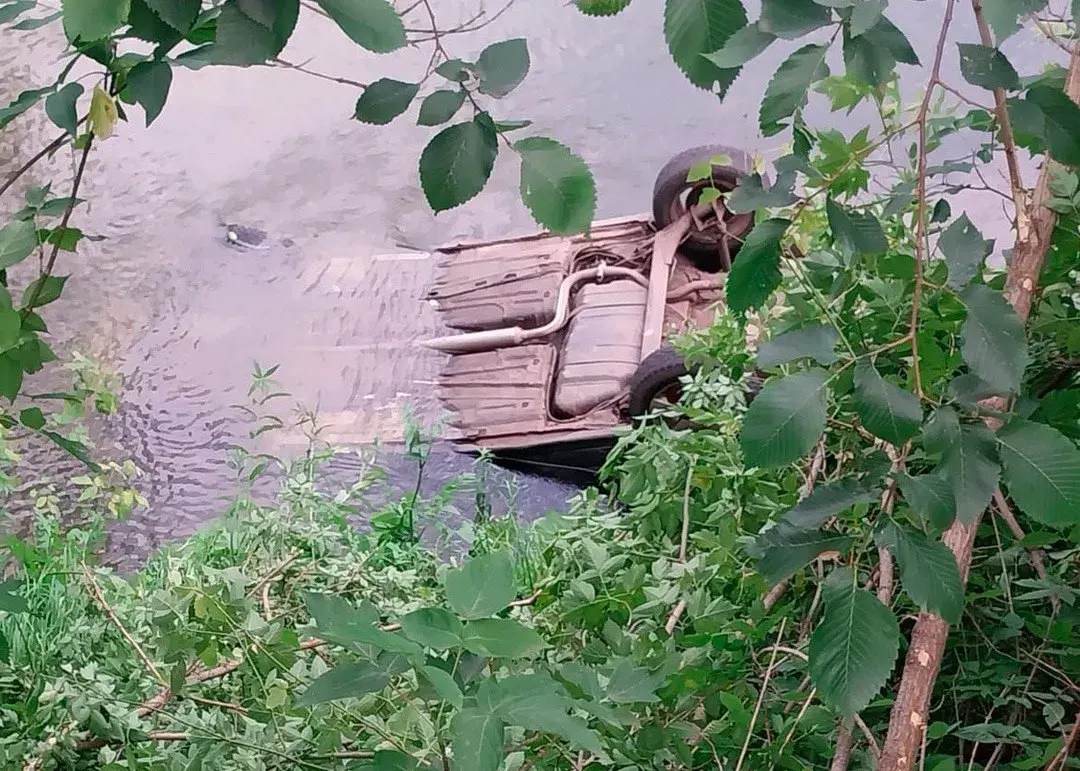 Місце ДТП в Ізюмському районі, де авто ВАЗ-2110 злетіло в річку — загинули водій і неповнолітня дівчина