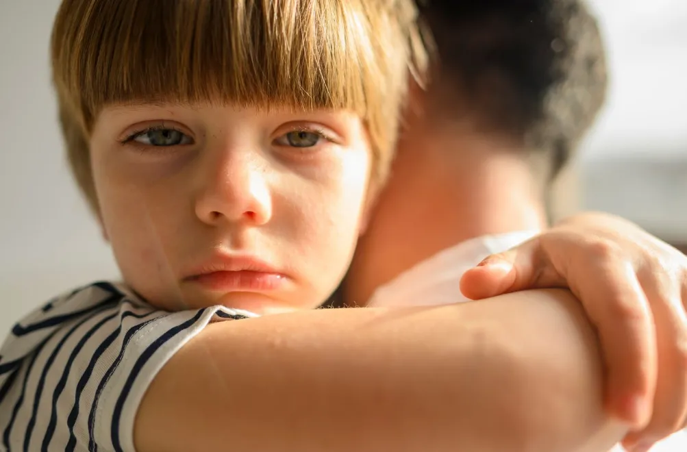 На Харківщині доросла жінка побила дітей на дитячому майданчику