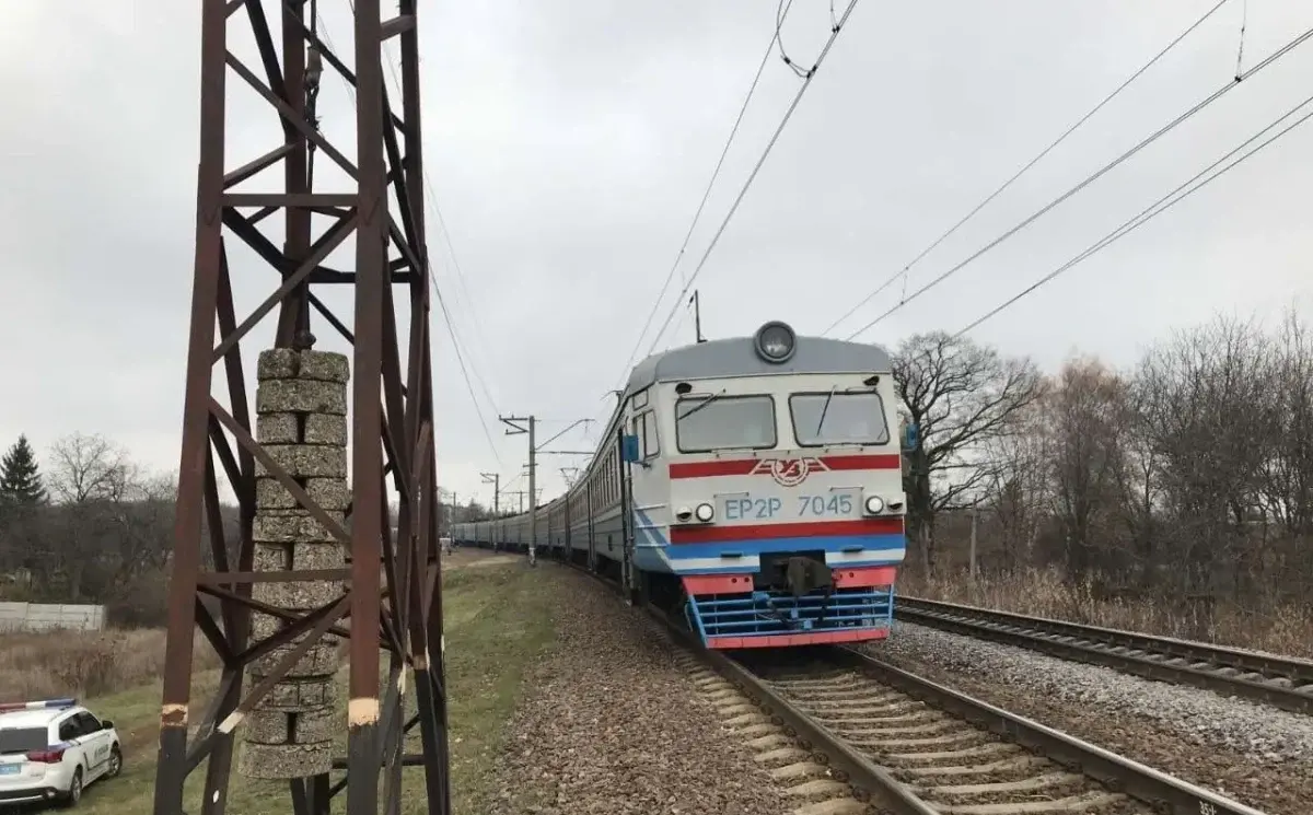 На Харківщині чоловік потрапив під електропотяг і вижив