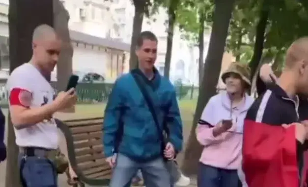 Харкові підлітки фотографувалися з прапором зі свастикою