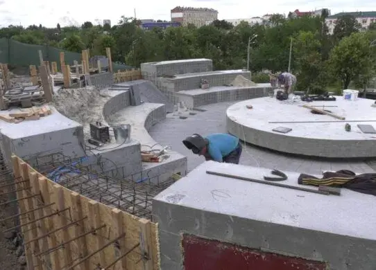 Ремонтні роботи у сквері біля Вічного вогню в Харкові після зсуву ґрунту