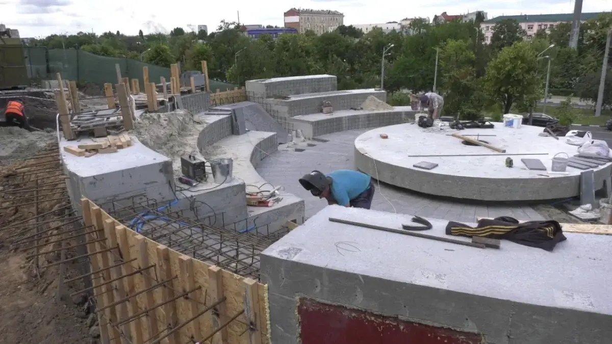 Ремонтні роботи у сквері біля Вічного вогню в Харкові після зсуву ґрунту