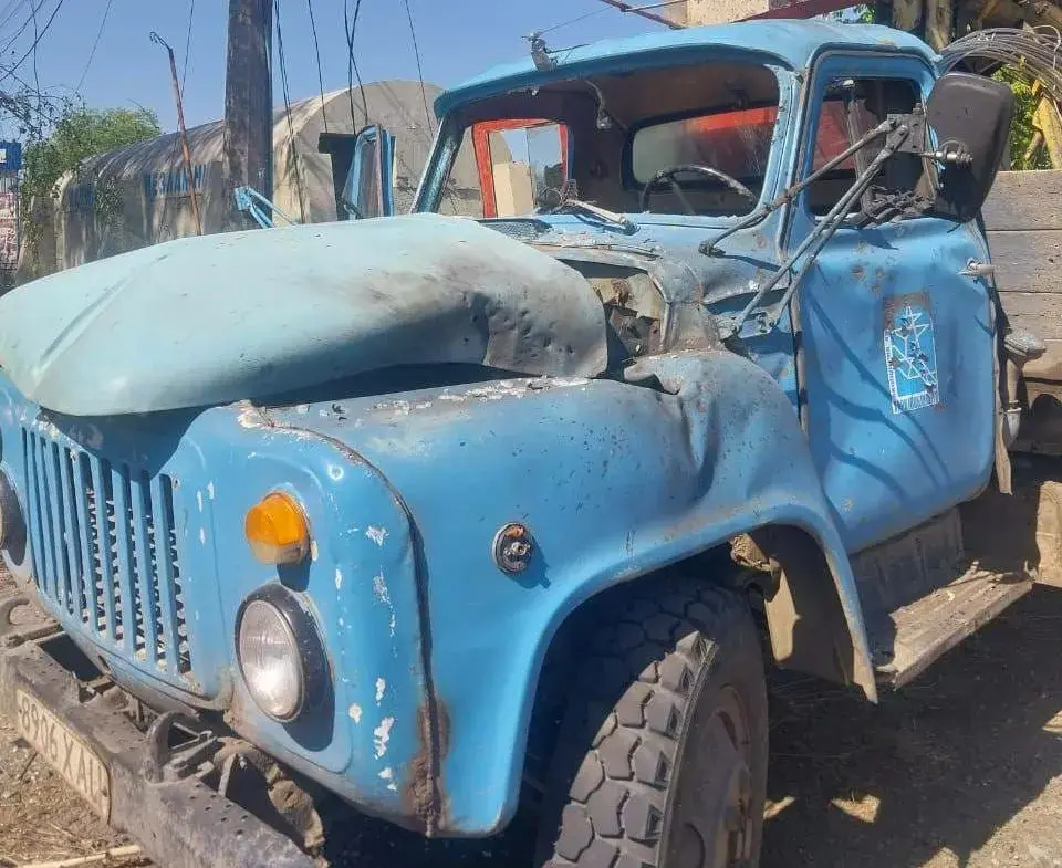 Пошкоджене службове авто енергетиків після удару дрона в Куп’янську