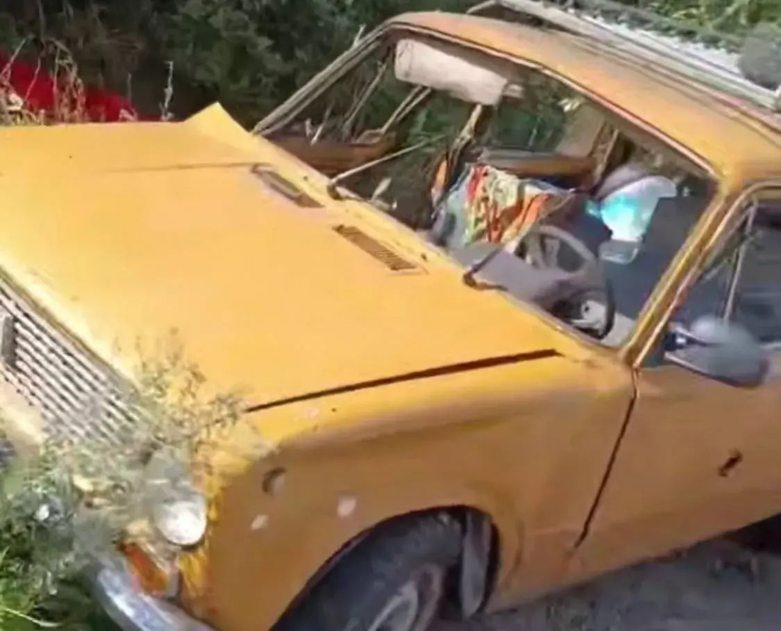 На Харківщині російський дрон влучив в авто, в якому їхали батько з сином