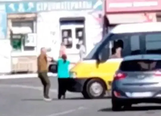 Інцидент у Мерефі під час мобілізації: мати зомліла, коли її сина посадили в авто ТЦК