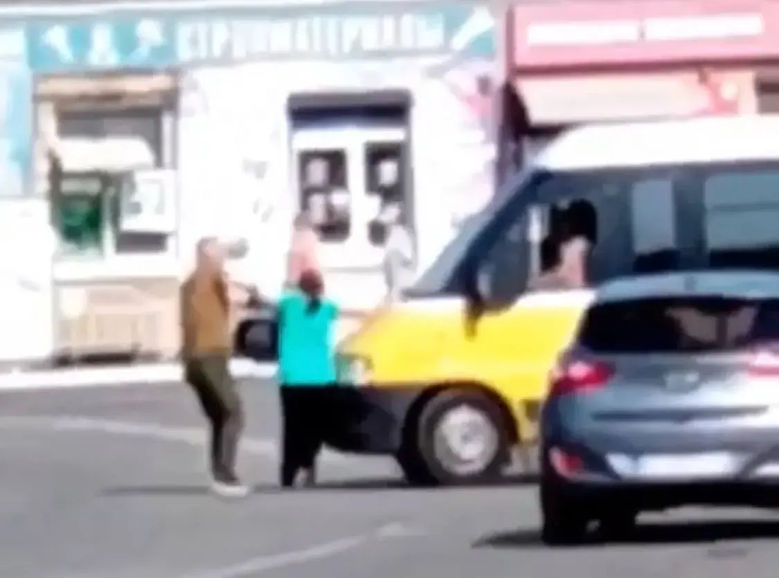 Інцидент у Мерефі під час мобілізації: мати зомліла, коли її сина посадили в авто ТЦК