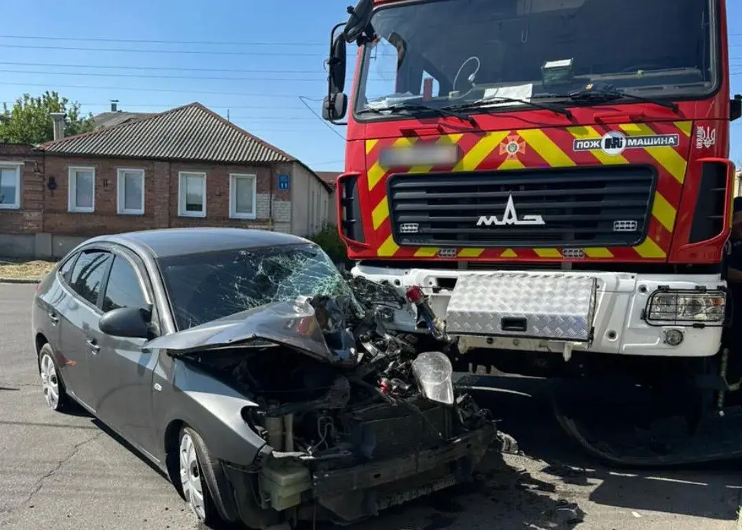 Поліція та слідчі працюють на місці ДТП у Харкові