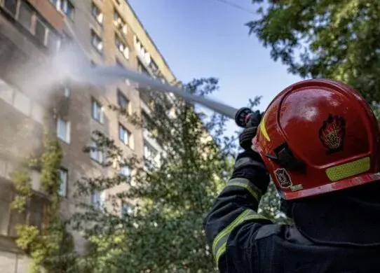 Рятувальники гасять пожежу в багатоповерховому будинку в Харкові