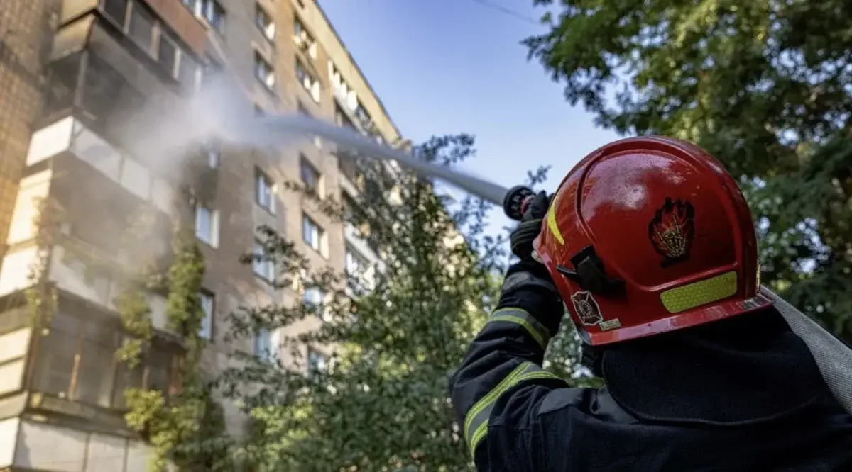 Рятувальники гасять пожежу в багатоповерховому будинку в Харкові