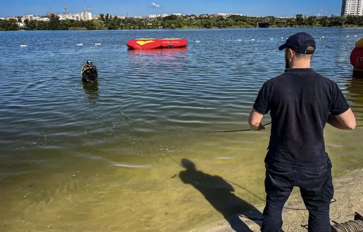 Поліцейські та водолази шукають зниклу дитину біля водойми в Харкові