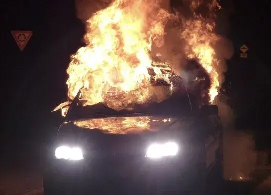 У Харкові горить автомобіль після вибуху: що відомо
