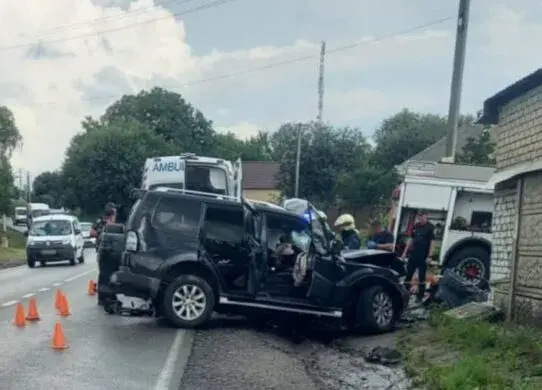 На Харківщині під час поганої погоди водій Mitsubishi врізався в гараж