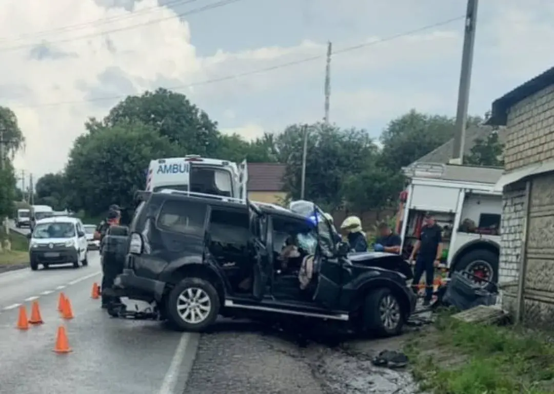 На Харківщині під час поганої погоди водій Mitsubishi врізався в гараж
