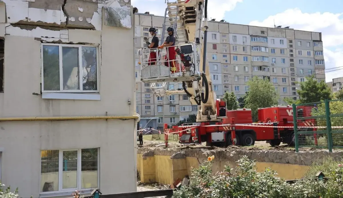 У Харкові розбирали завали будинку 140 рятувальників