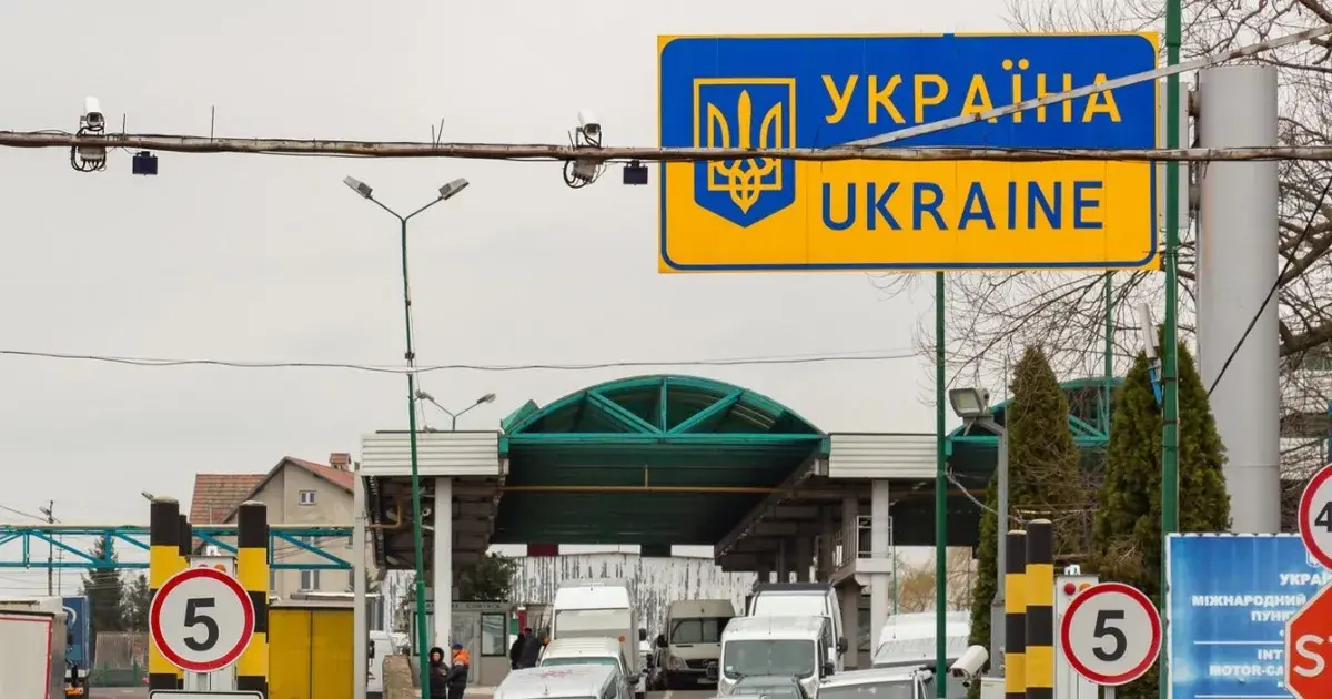 Чоловікам до 22 років можна буде безперешкодно виїжджати за кордон