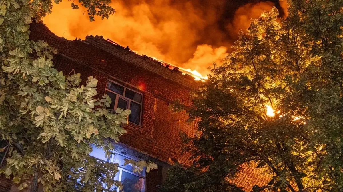 ДСНС ліквідувала масштабну пожежу після атаки БпЛА у Харкові